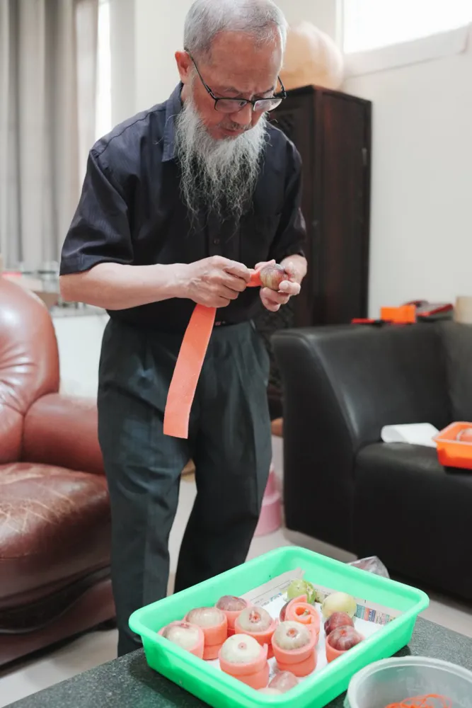 逐顆替無花果加上保護，讓採後的照顧延續到包裝。