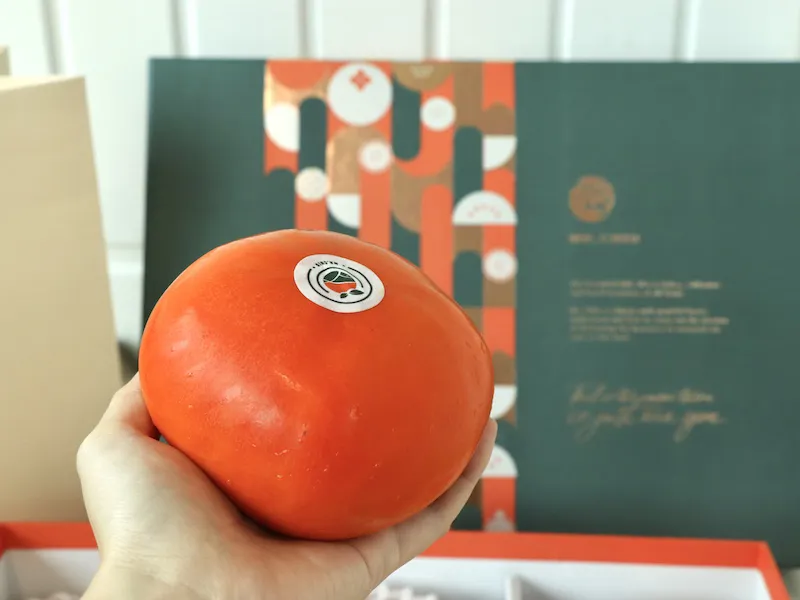 手持甜柿與禮盒包裝
