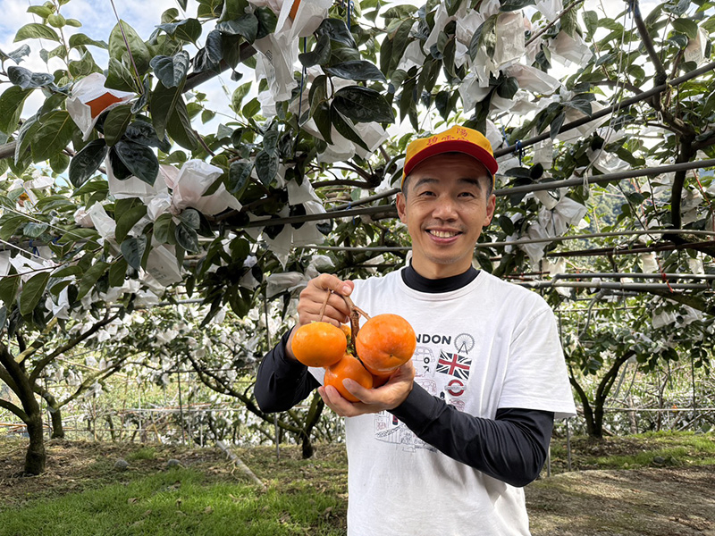 也是因為農友的介紹，我們才有機會認識Summer，笑起來就是個陽光大男孩的Summer，果園就如其人，溫暖而陽光普照的模樣，自爸爸一代在這片山林，至今也深耕幾十年了，有著一群死忠的饕客，各種果物都是每年限量供應，適時適種，晚來的人都只能說明年請早囉！