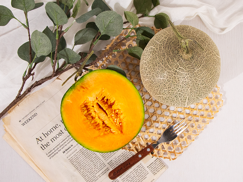 乍看之下以為是阿露斯洋香瓜，但北海道洋香瓜的網紋相比起來，網紋比較細也比較沒這麼凸出。  果肉呈現橘紅色，口感比較Q，有個胡蘿蔔素的風味，愛吃瓜的朋友們一定要試試看！