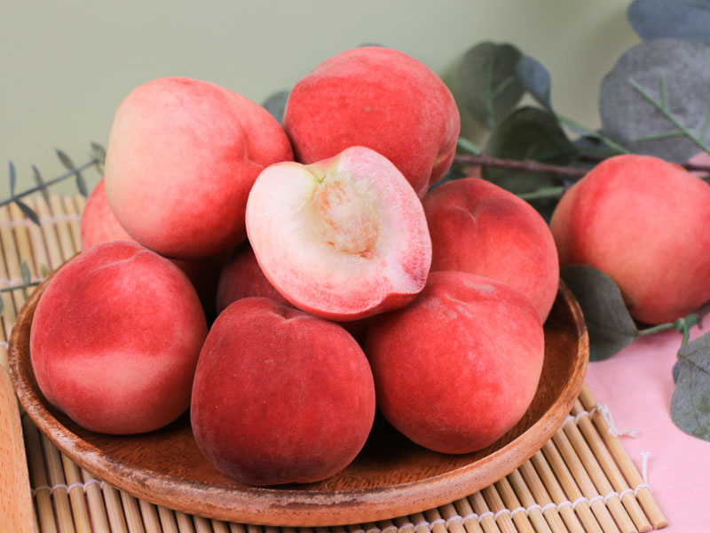 紅玉桃（台農四號）以高雅香氣與豐富層次著稱，擁有令人驚喜的雙重風味。六至七分熟時，果肉爽脆清甜、鮮嫩多汁；八至九分熟時，則轉化為綿密Q彈的細緻口感，香氣與甜味更加濃郁。從清脆到柔嫩，每一口都展現紅玉桃獨有的魅力。